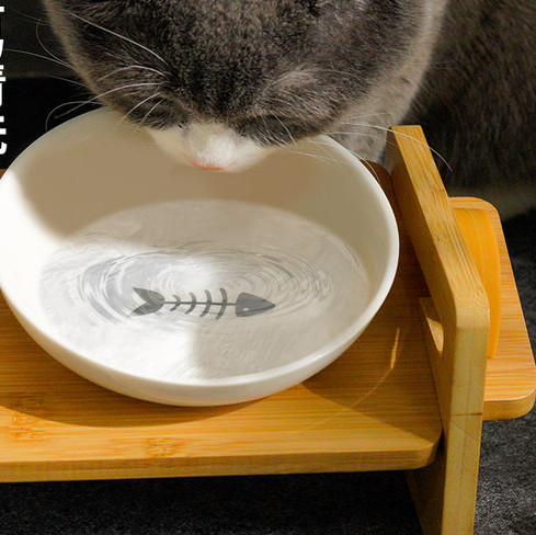 Boluri ceramice cu suport din lemn