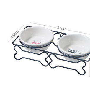 Метална стойка с керамични купи за храна на котки