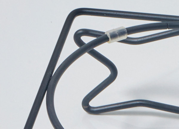 Метална стойка с керамични купи за храна на котки