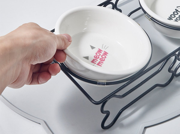 Метална стойка с керамични купи за храна на котки