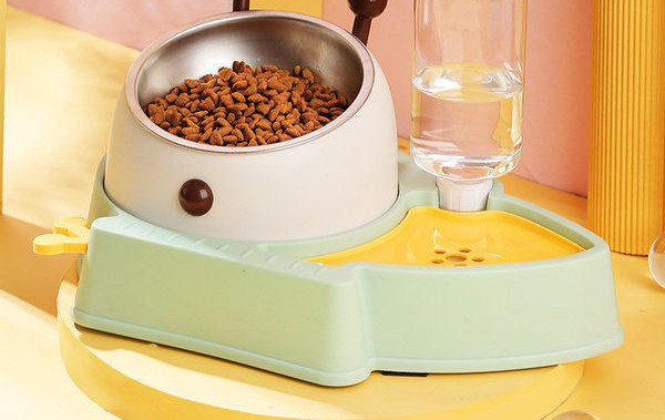 Kolmes värvitoonis metallist toidukauss