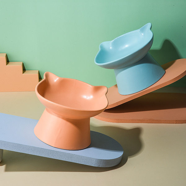 Керамична купа на стойка за храна на котки