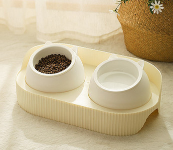 Kahekordne kauss kassitoidu jaoks - kaks mudelit