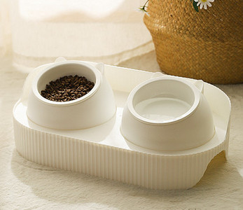 Kahekordne kauss kassitoidu jaoks - kaks mudelit