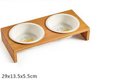 Puidust alus keraamiliste toidukaussidega