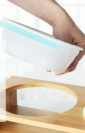 Puidust alus keraamiliste toidukaussidega