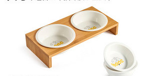 Puidust alus keraamiliste toidukaussidega