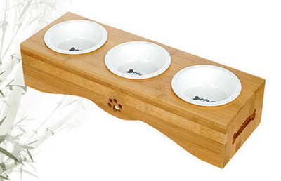 Puidust alus keraamiliste toidukaussidega