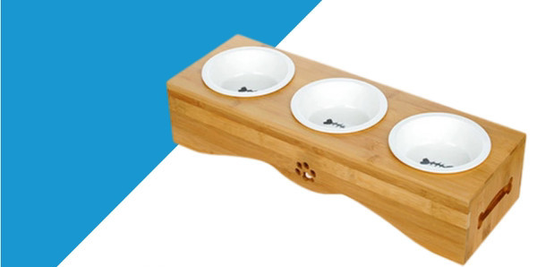 Puidust alus keraamiliste toidukaussidega