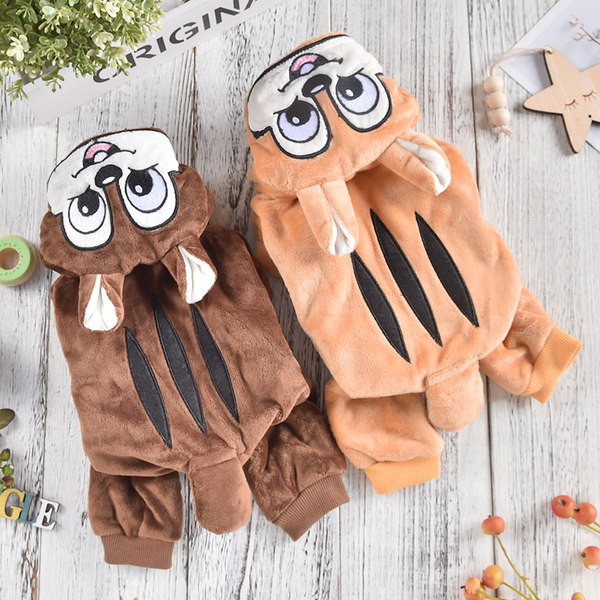 Koeratikandiga plüüsis rõivas