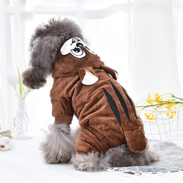 Koeratikandiga plüüsis rõivas