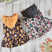 Kapuutsiga ja loomatrükiga kleit koertele