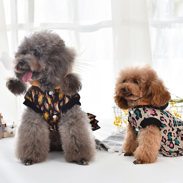 Kapuutsiga ja loomatrükiga kleit koertele