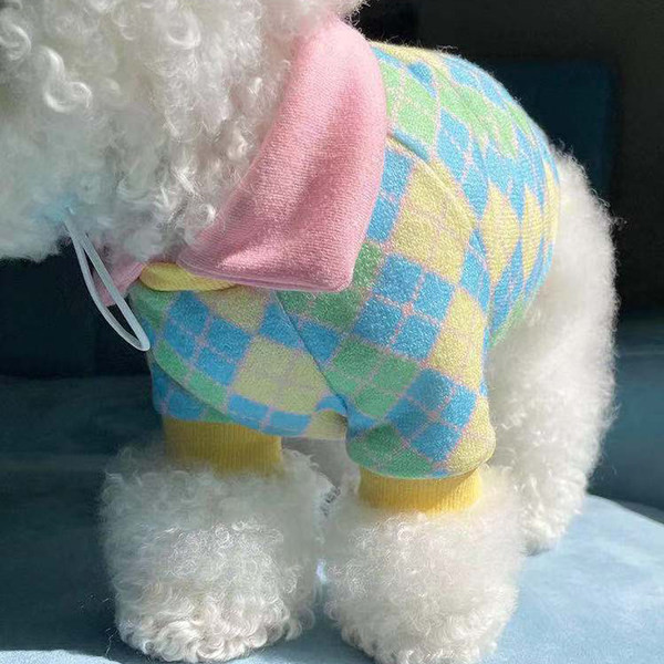 Pulover din carouri tricotat cu guler