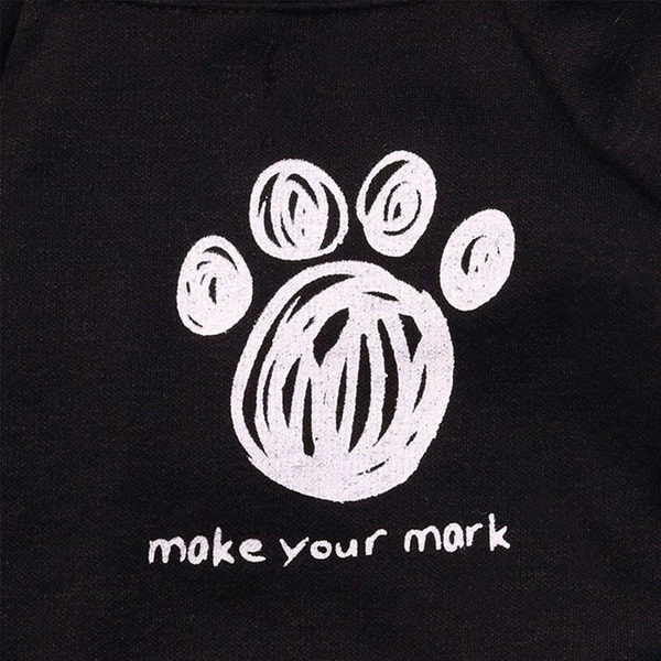 Îmbrăcăminte cu glugă și aplicație pentru un câine