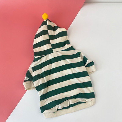 Kapuutsiga triibulised riided koerale