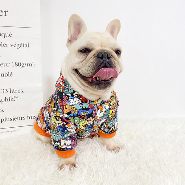 Bluză colorată cu glugă pentru un câine