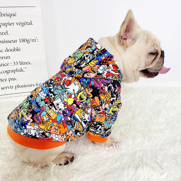 Bluză colorată cu glugă pentru un câine