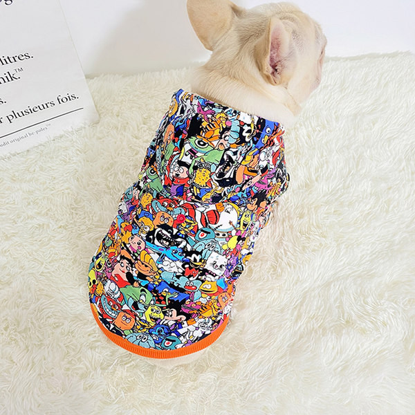 Bluză colorată cu glugă pentru un câine