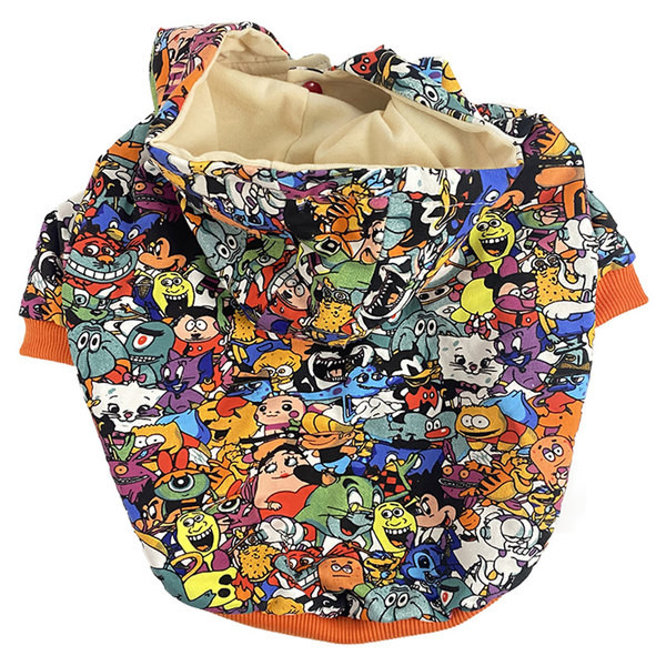 Bluză colorată cu glugă pentru un câine