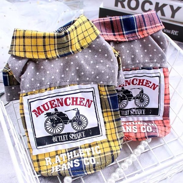 Cămașă pentru câine în carouri cu emblemă