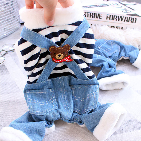 Salopetă pentru un câine cu o bluză în dungi