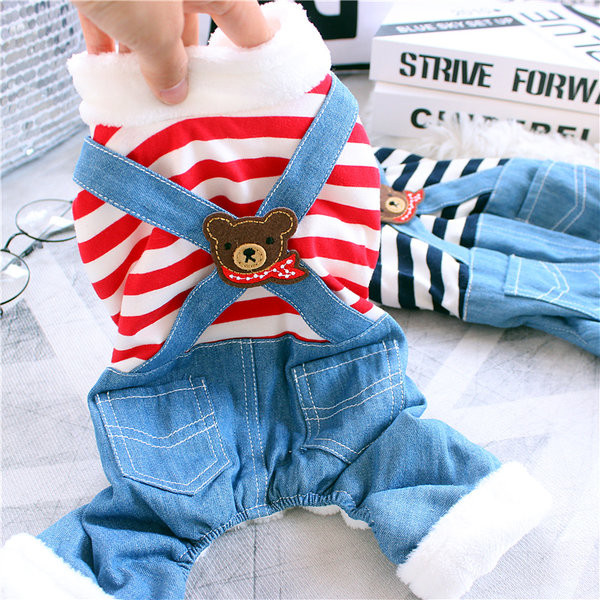 Salopetă pentru un câine cu o bluză în dungi