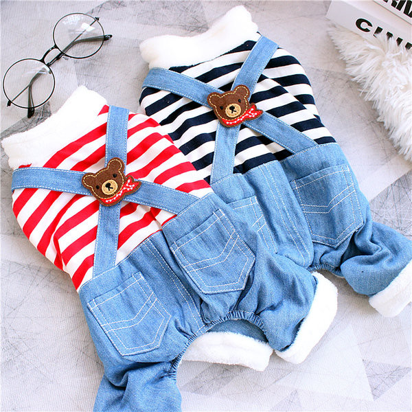 Salopetă pentru un câine cu o bluză în dungi