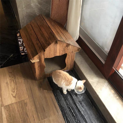 Дървена къща с драскалка за котки