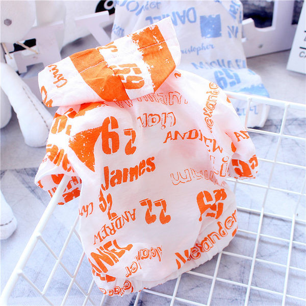 Jachetă cu glugă și inscripții pentru câini