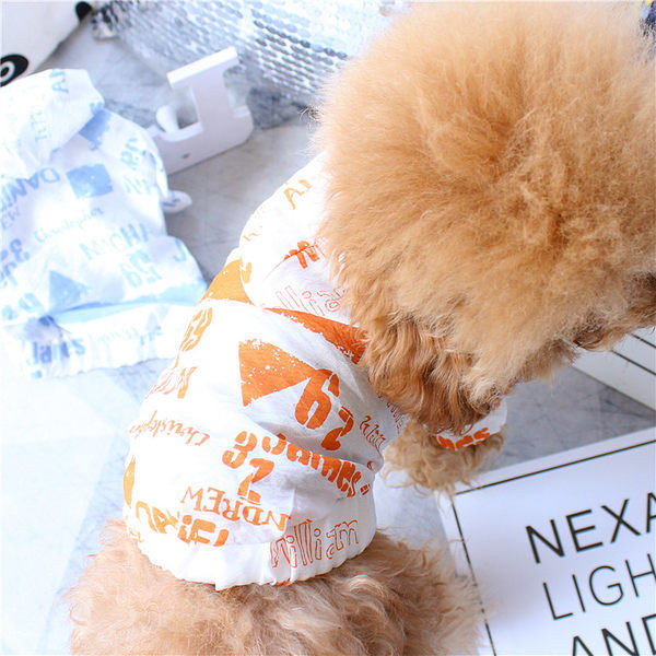 Jachetă cu glugă și inscripții pentru câini