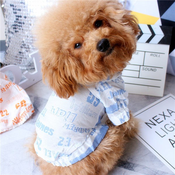 Jachetă cu glugă și inscripții pentru câini