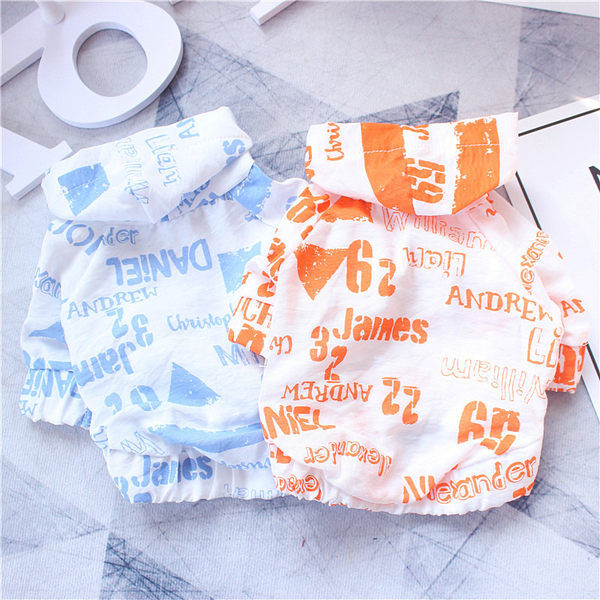 Jachetă cu glugă și inscripții pentru câini