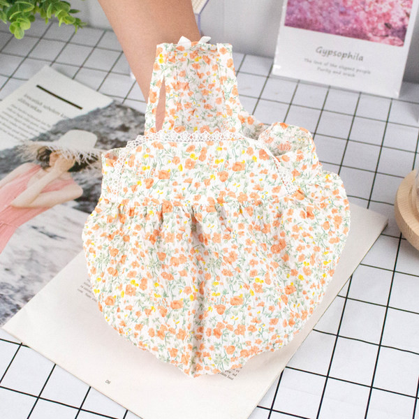 Salopetă cu model floral sau pălărie pentru câini