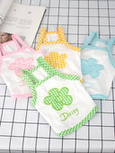 Top de vară în carouri cu floare