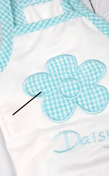 Top de vară în carouri cu floare