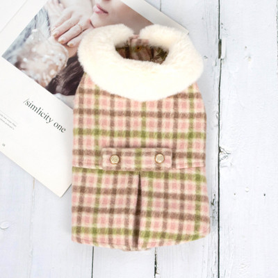 Palton cald in carouri pentru un caine