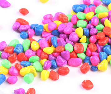 Värvilised kivid akvaariumi kaunistamiseks