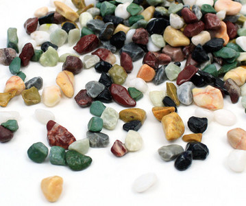 Värvilised kivid akvaariumi kaunistamiseks