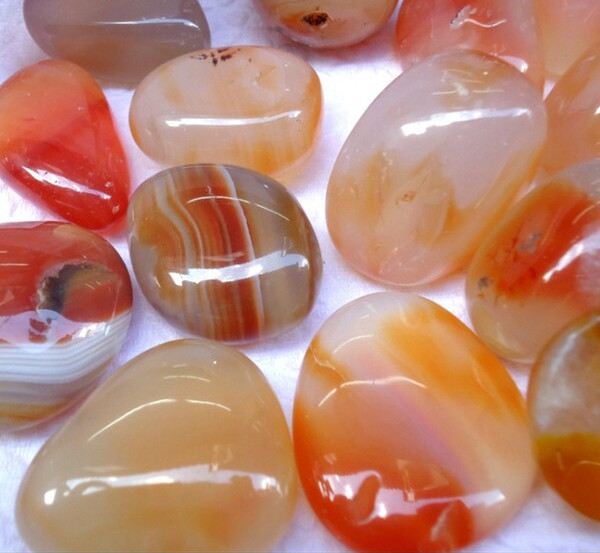 Spalvoti akmenukai akvariumo dekoravimui