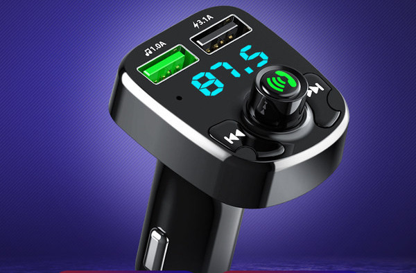 Transmițător USB pentru mașină cu Bluetooth