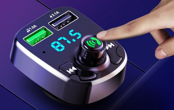 Autosaatja Bluetoothi ja FM-raadioga