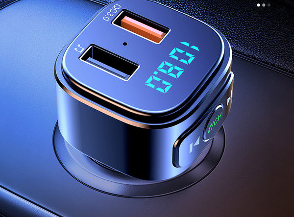 Autosaatja koos FM-raadio ja laadijaga kiireks laadimiseks