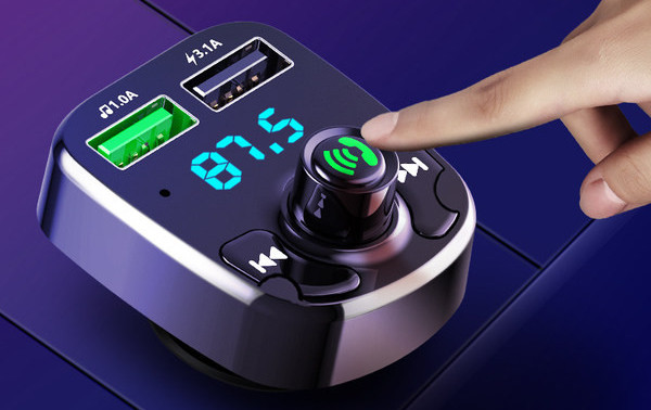 Transmițător pentru mașină cu încărcător dublu USB