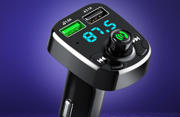 Transmițător pentru mașină cu încărcător dublu USB