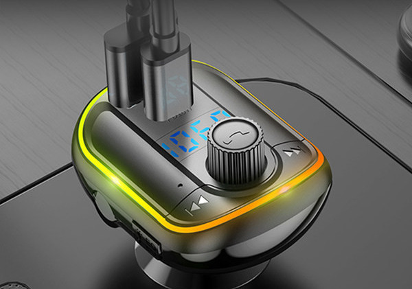 Transmițător auto cu încărcător rapid