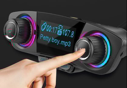 Transmițător auto cu încărcător USB și player MP3