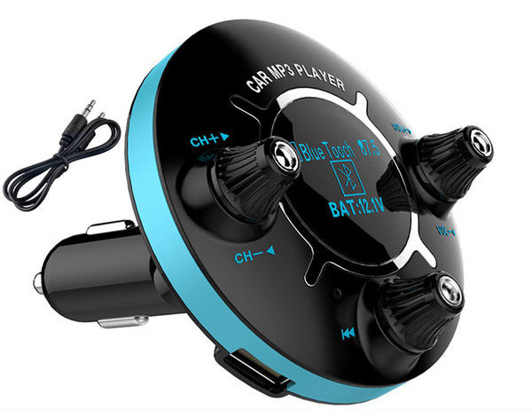 Kolmes värvitoonis autosaatja MP3-mängija ja FM-vastuvõtjaga