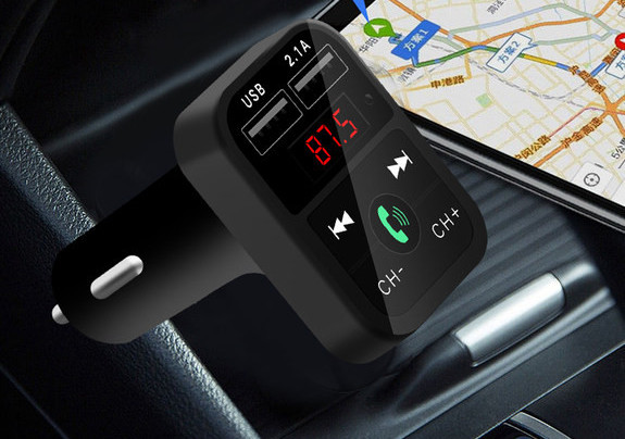 LED-ekraani ja Bluetooth vastuvõtjaga autosaatja