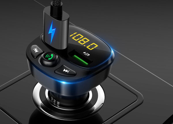 Autosaatja telefonilaadija ja muusikapleieriga